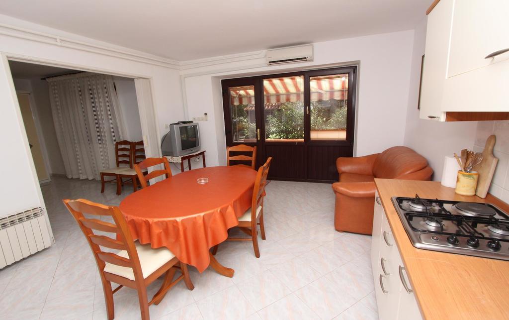 Apartments Filip ロヴィニ エクステリア 写真