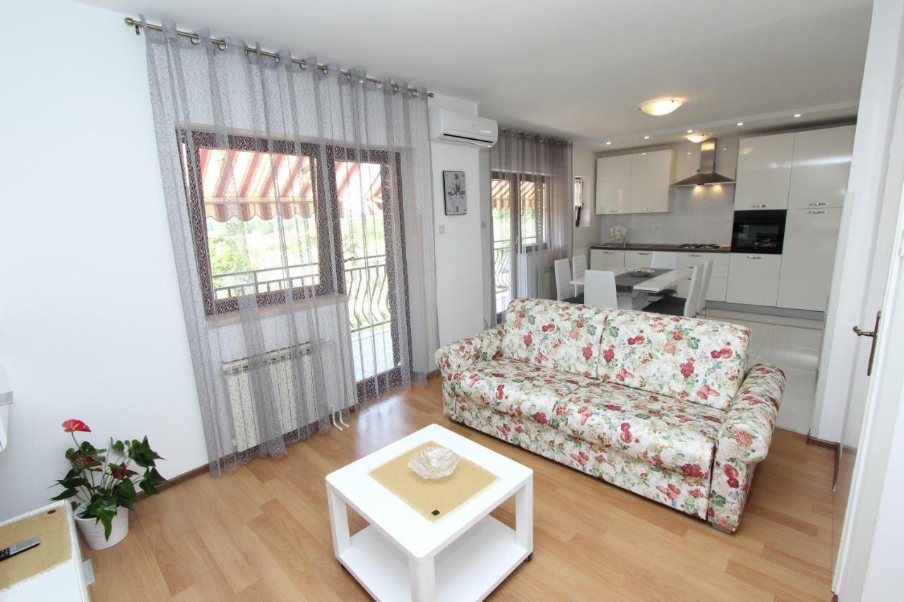Apartments Filip ロヴィニ エクステリア 写真